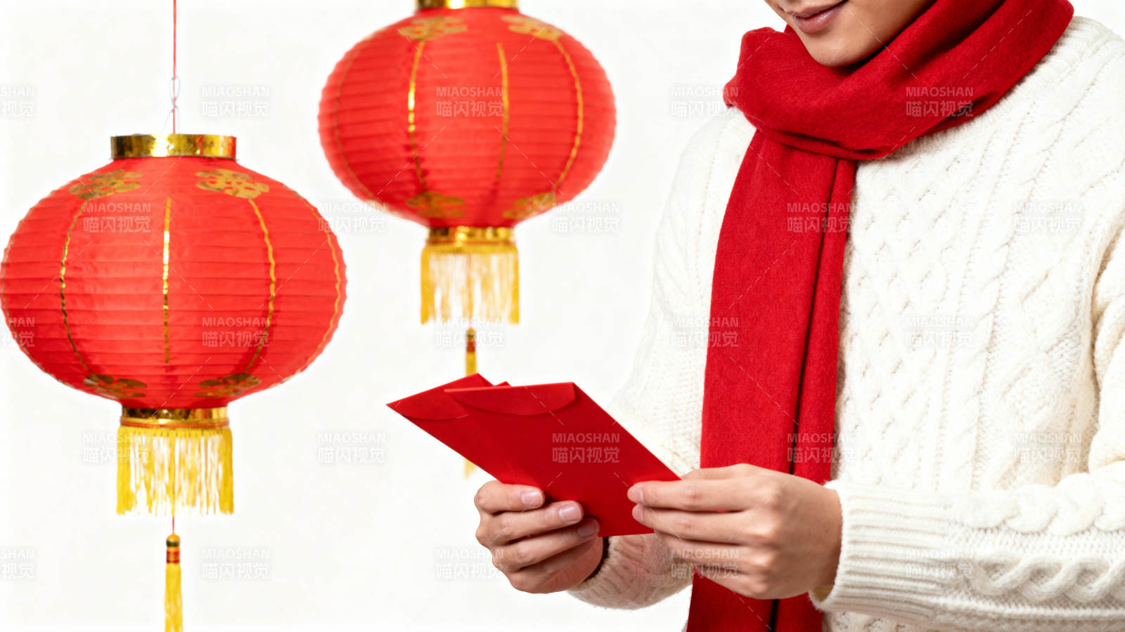 红灯笼下收红包迎新春图片