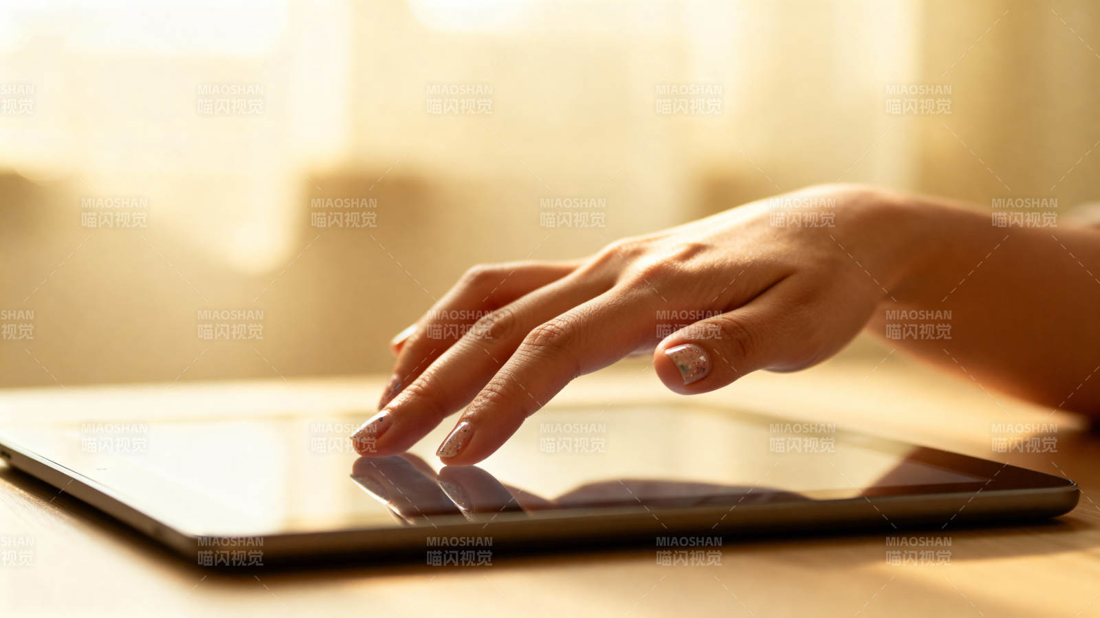 指尖轻触平板 暖阳相伴图片