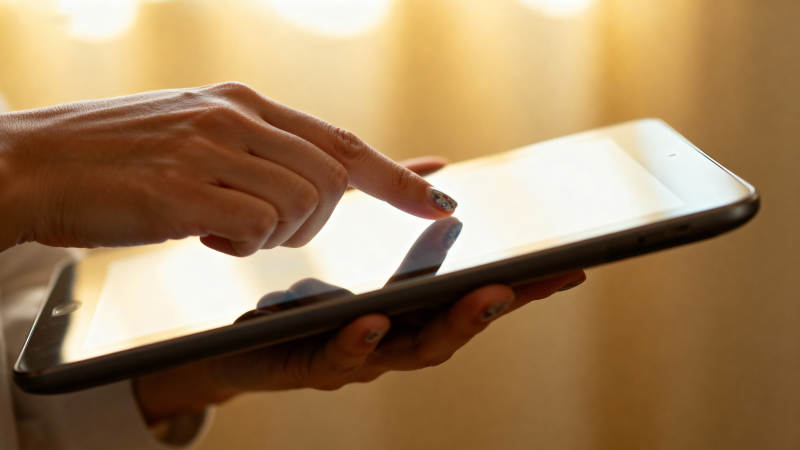 指尖轻触平板 暖光相伴图片