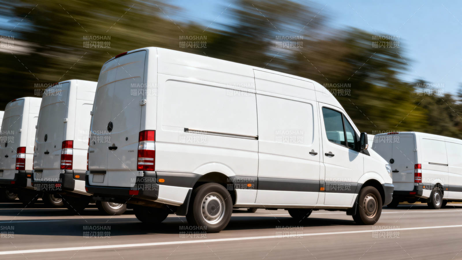 白色货车车队疾驰中图片