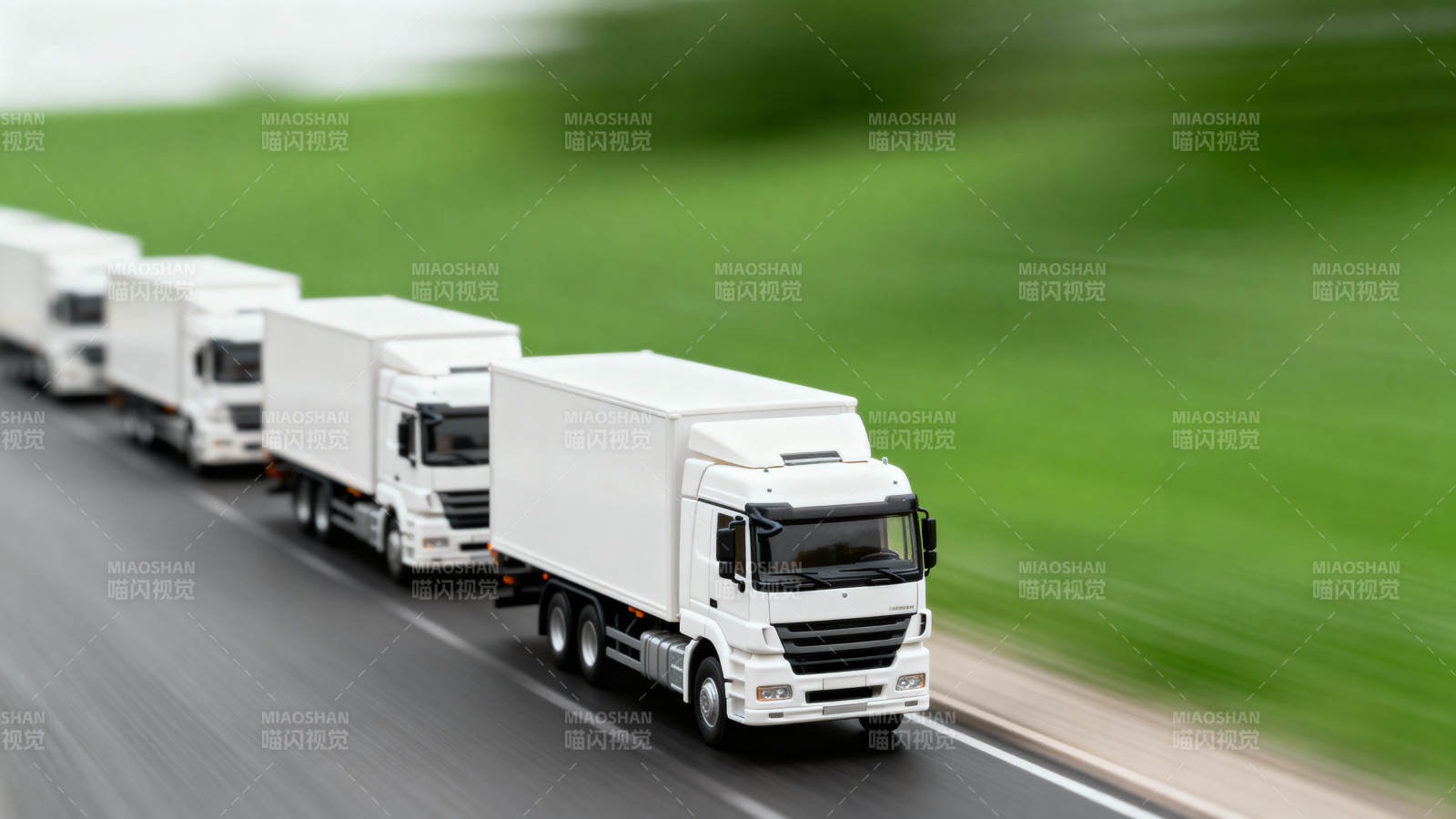 白色货车列队疾驰绿野间图片
