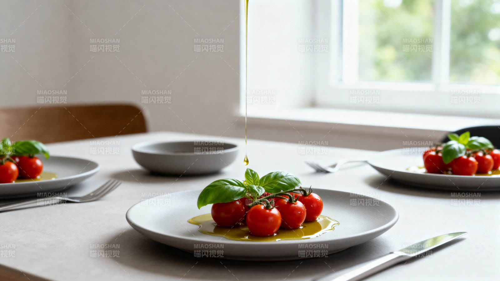 橄榄油淋樱桃番茄配罗勒图片