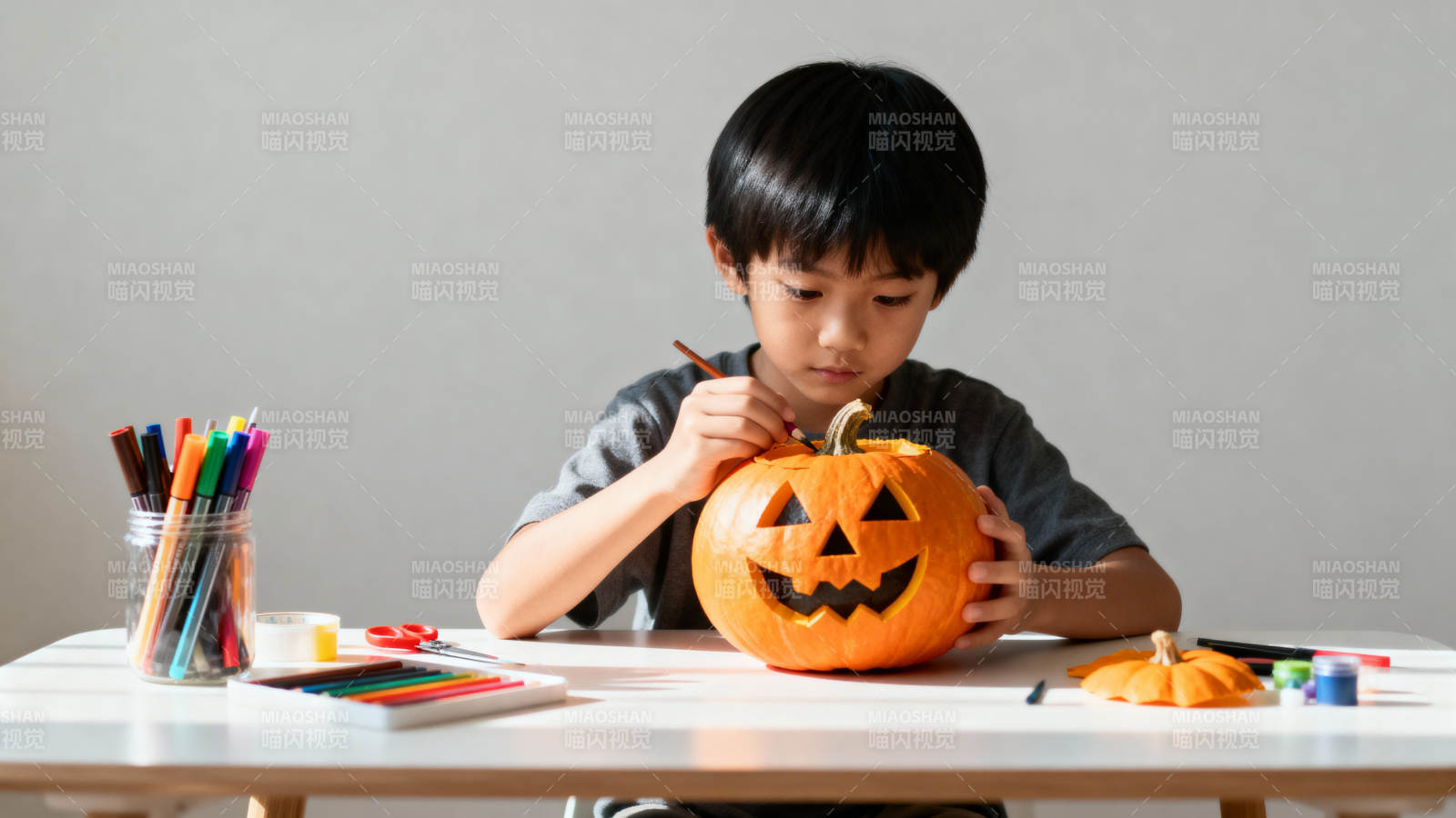 男孩画南瓜灯 专注又可爱图片