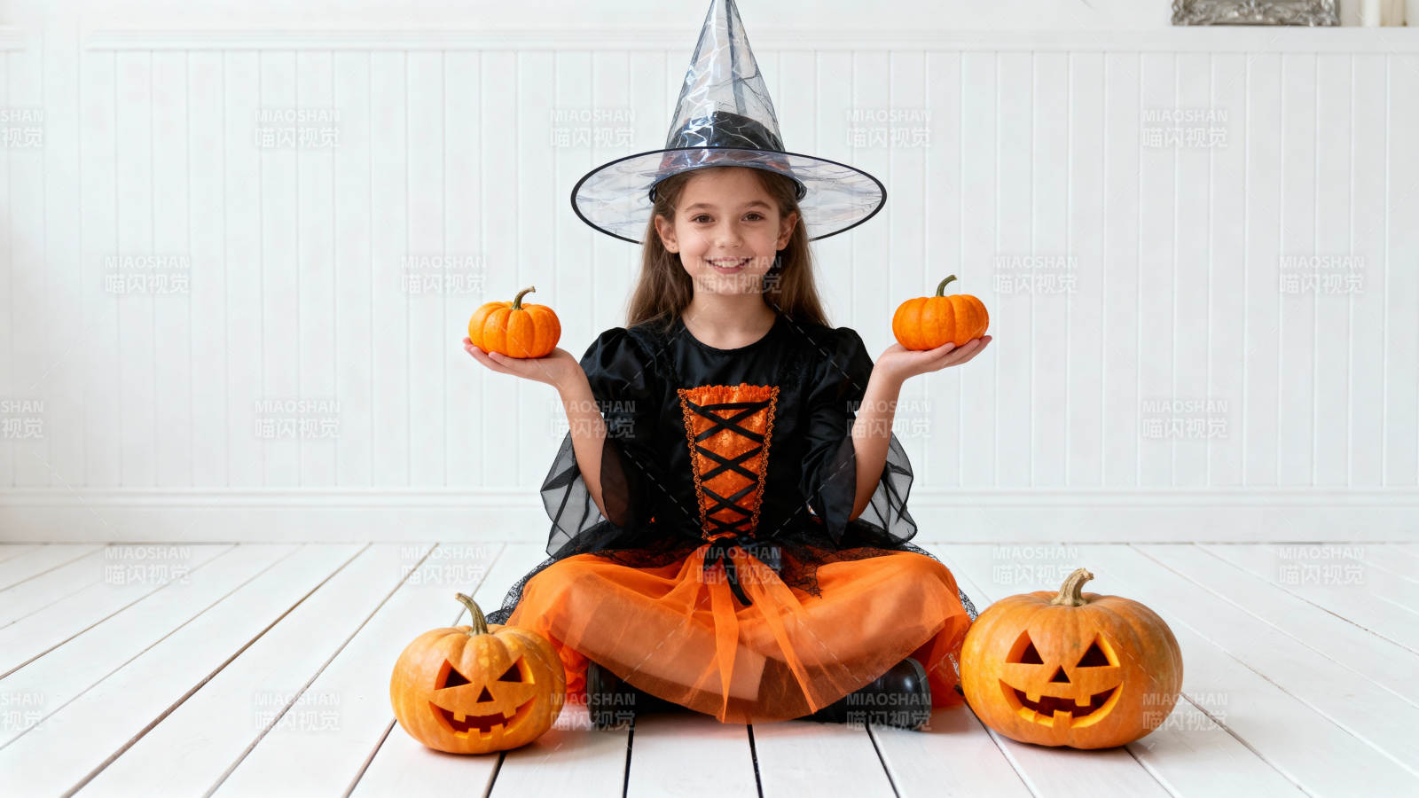小女巫抱南瓜 万圣节快乐图片