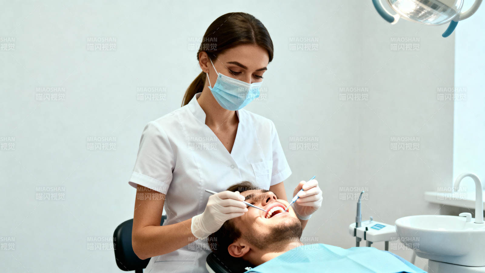 牙医为患者检查牙齿图片