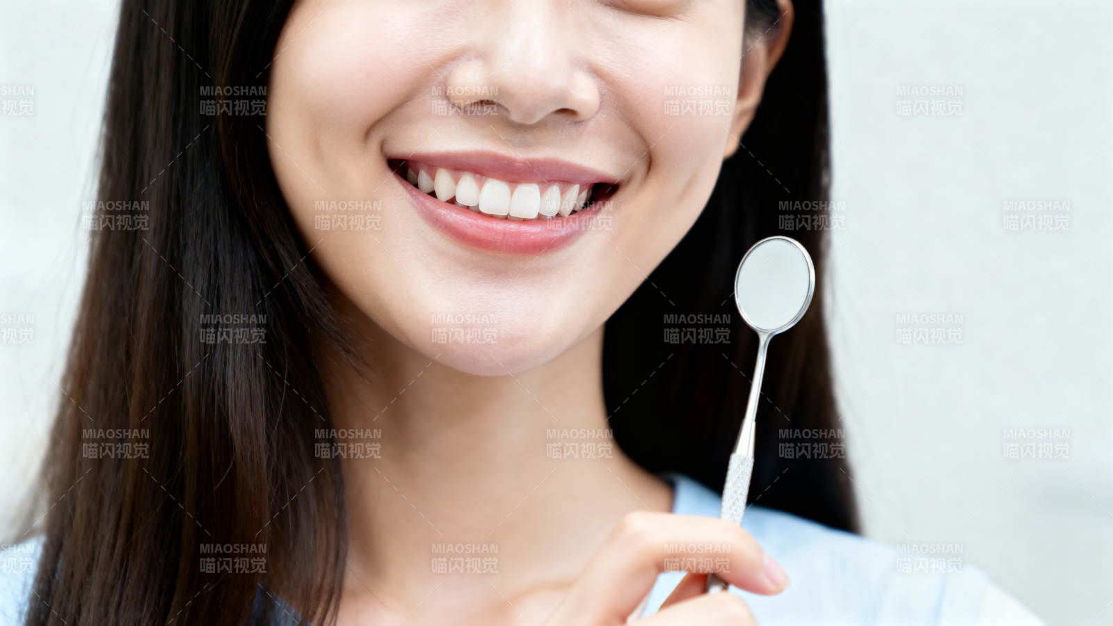 微笑女孩持牙科镜图片