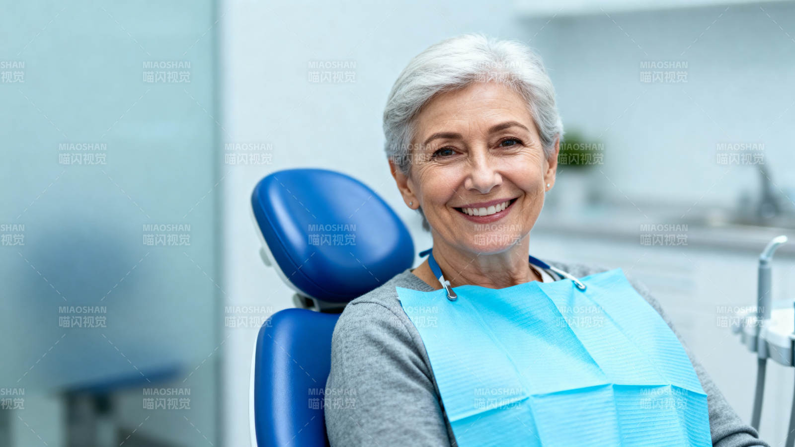 银发奶奶看牙笑开怀图片