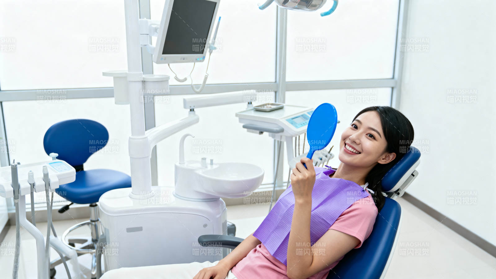 牙科诊所里微笑看镜子的女孩图片