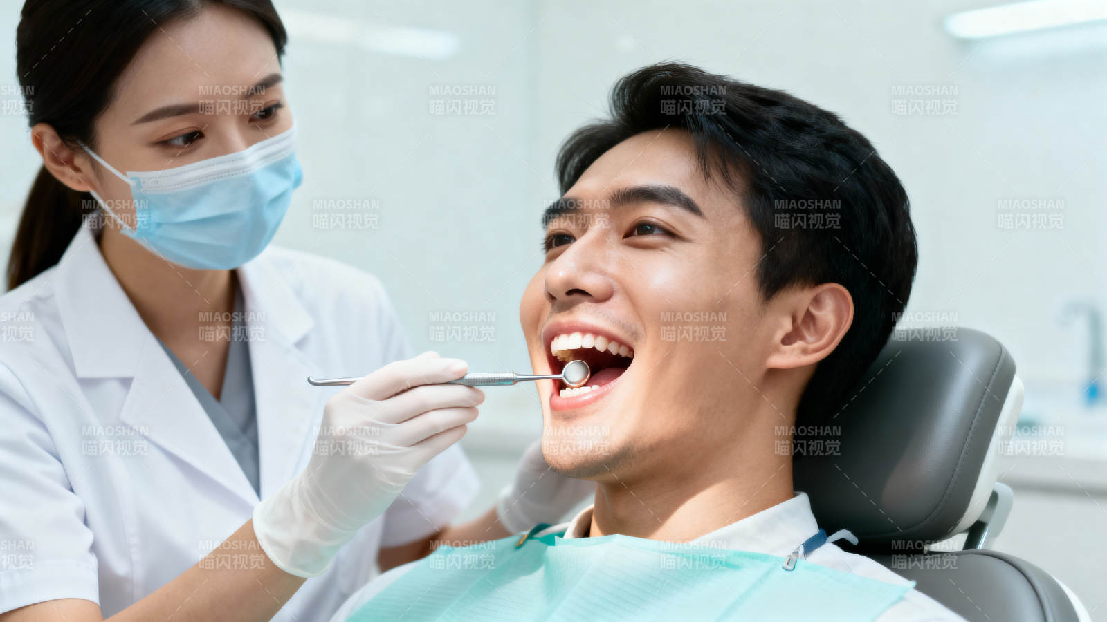 牙医检查 患者微笑配合图片