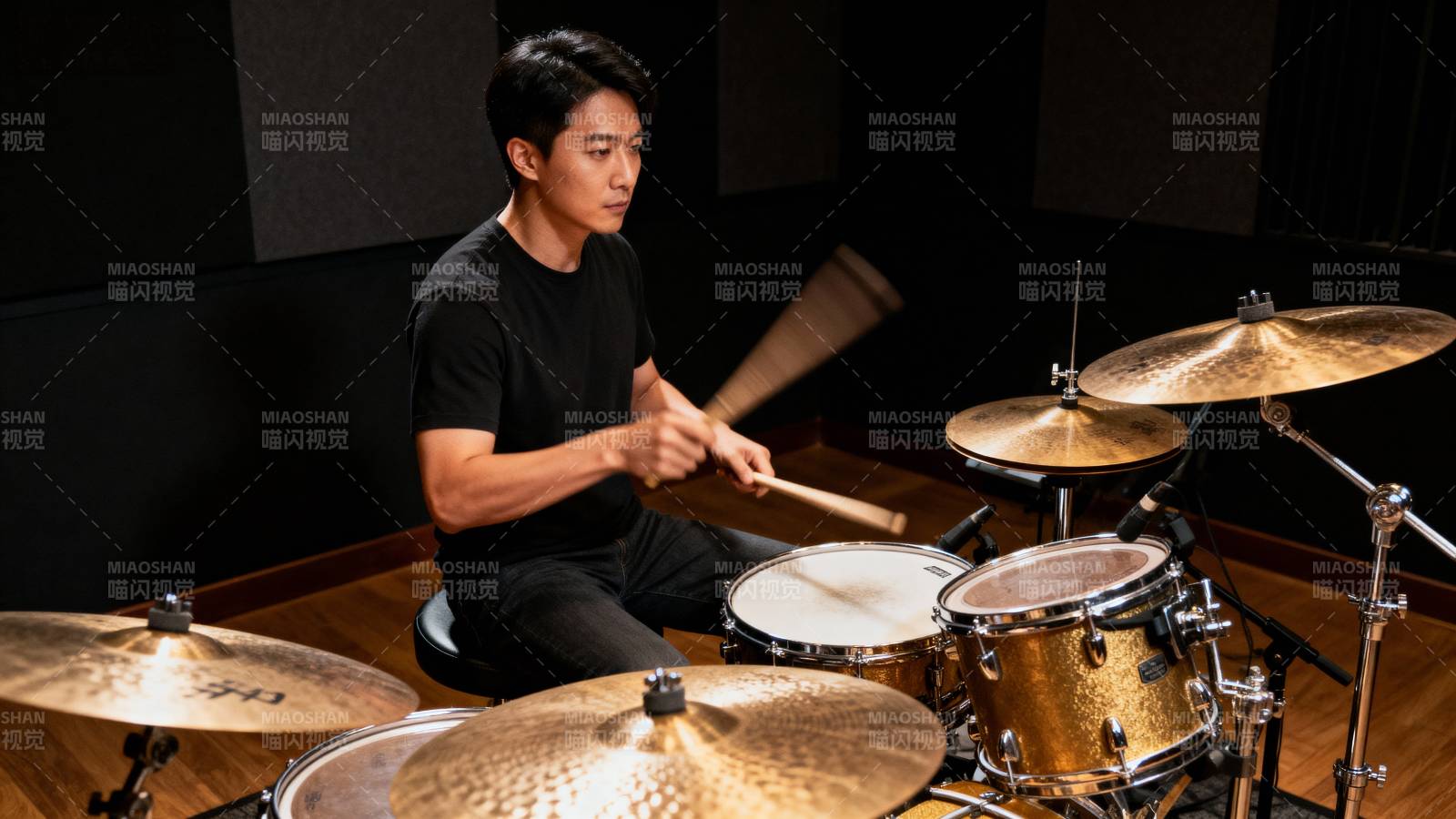 鼓手专注演奏瞬间图片
