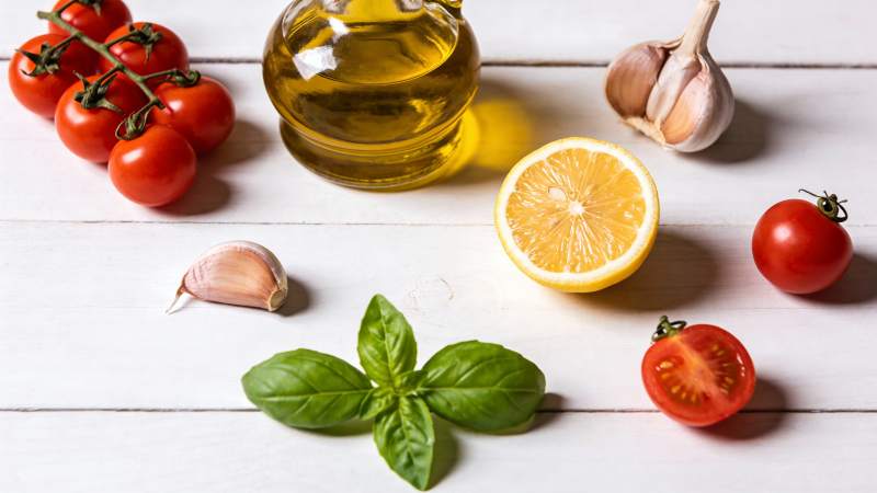 新鲜食材 番茄 橄榄油 柠檬 蒜 罗勒图片