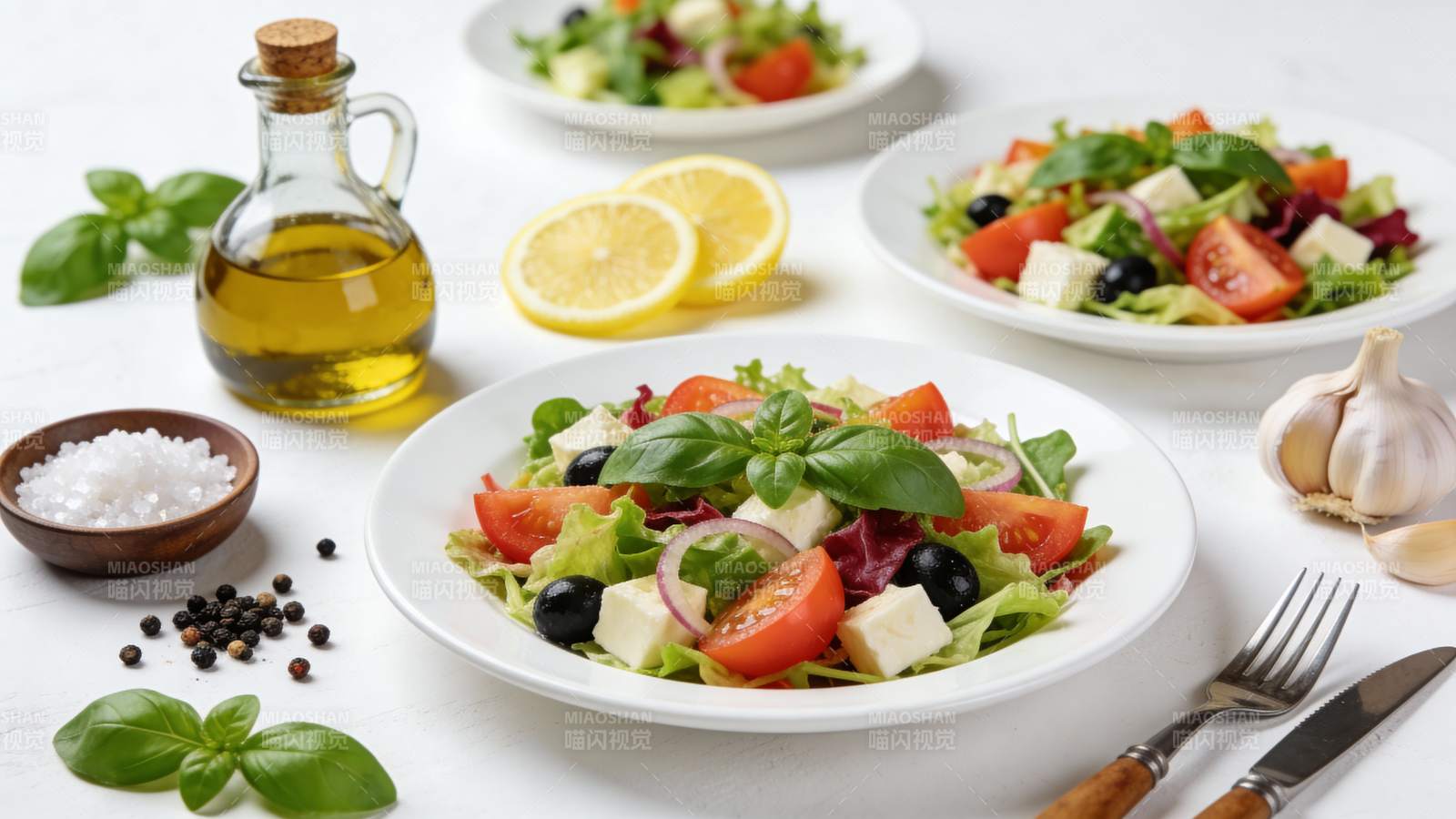 希腊沙拉配橄榄油香草图片