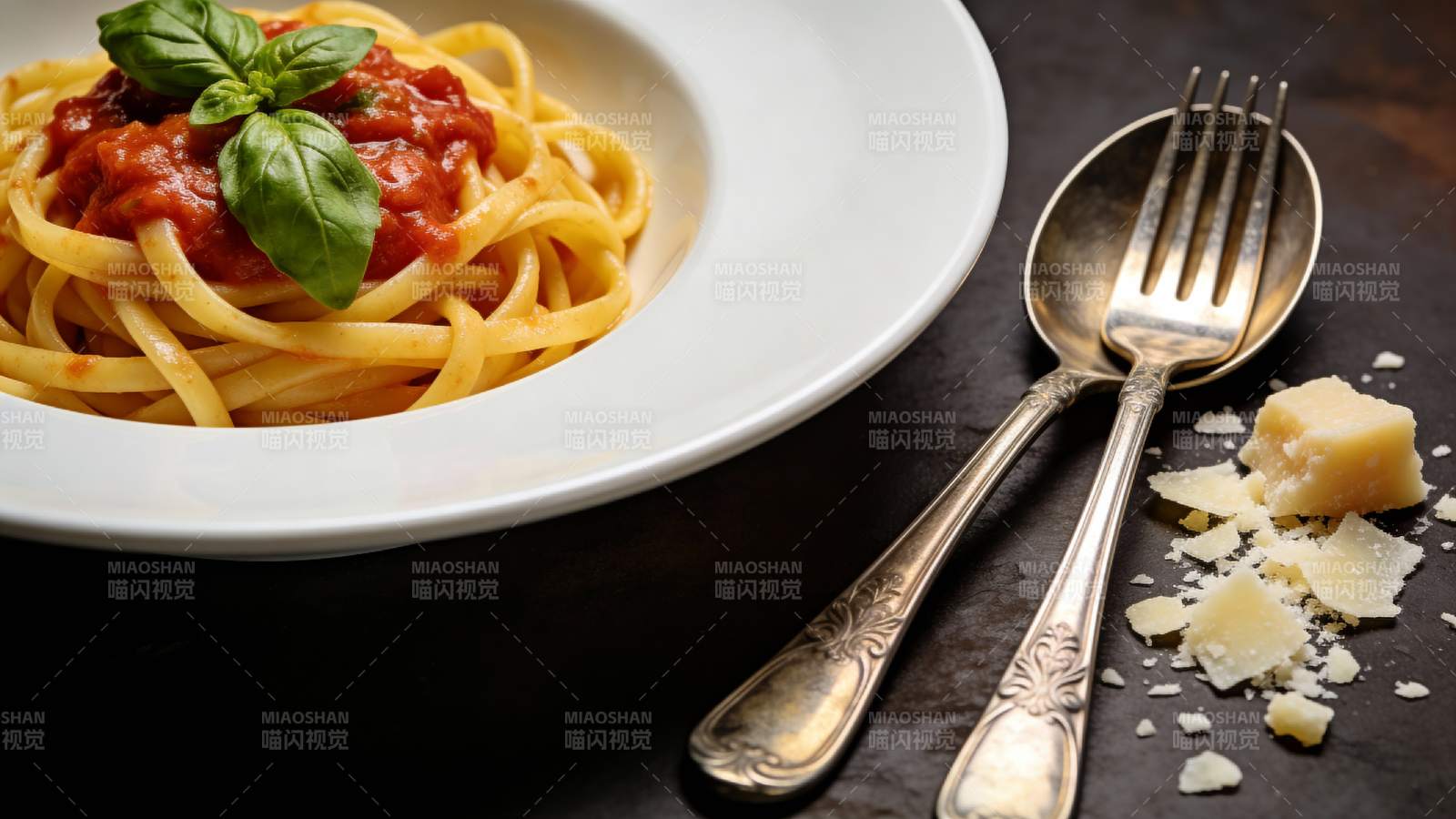 意面配罗勒与帕玛森奶酪图片