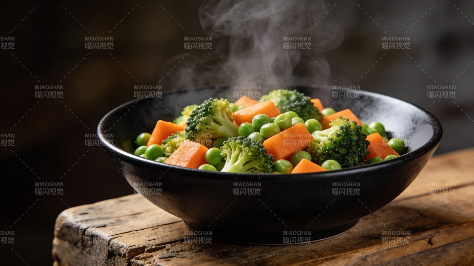 热腾腾的蔬菜碗 香飘四溢图片