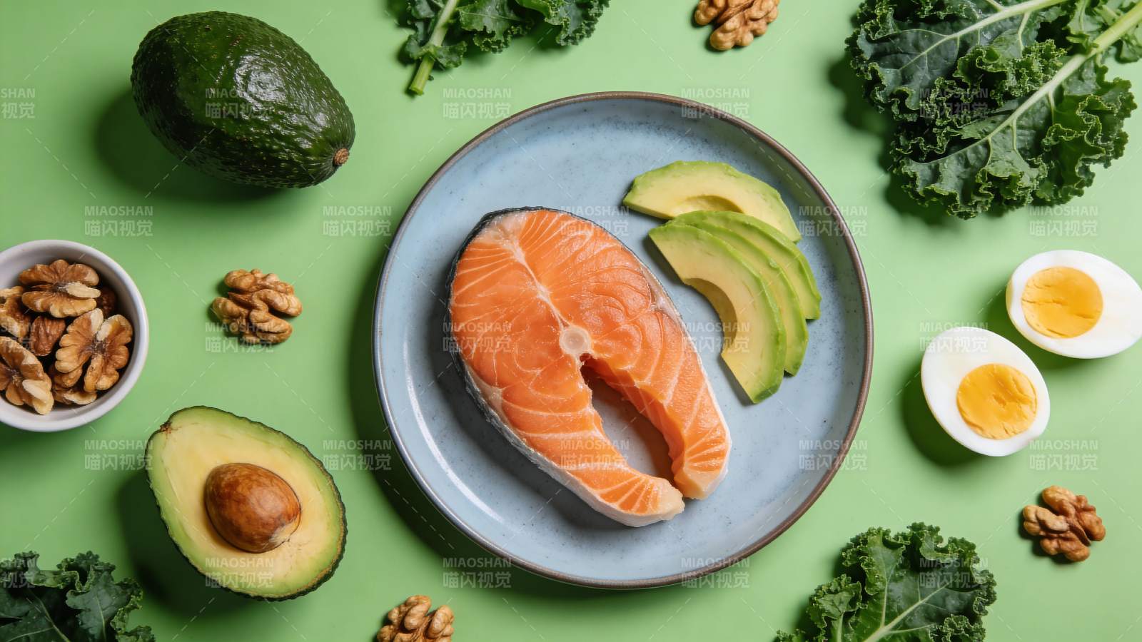 三文鱼配牛油果健康餐图片