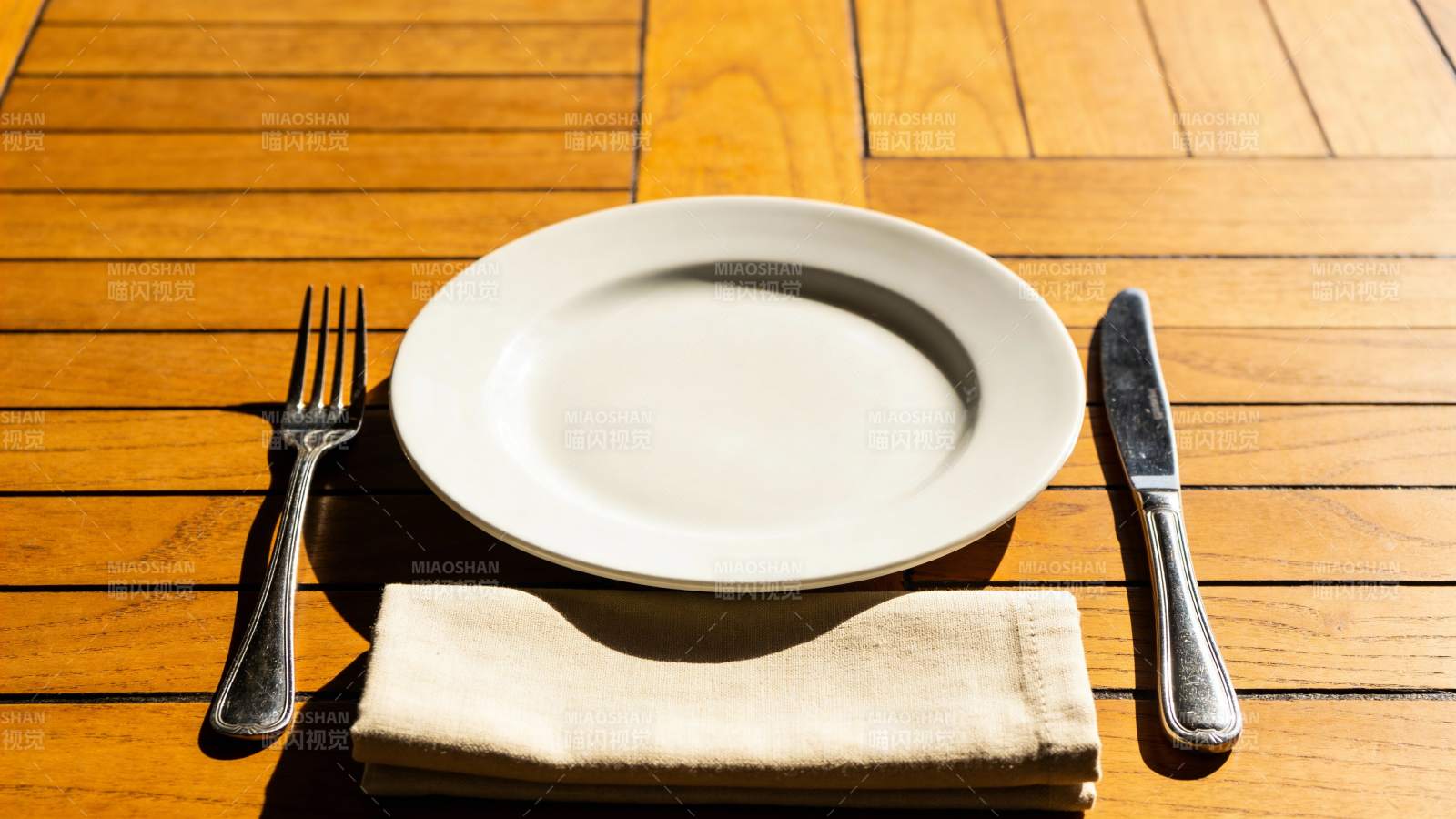 阳光下的简约餐盘摆设图片