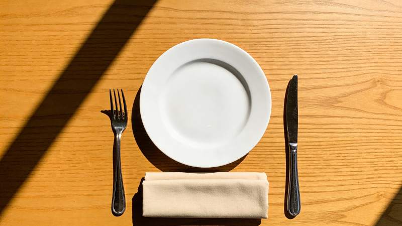 阳光下的简约餐位布置图片