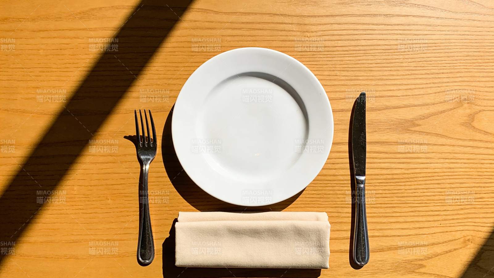 阳光下的简约餐位布置图片