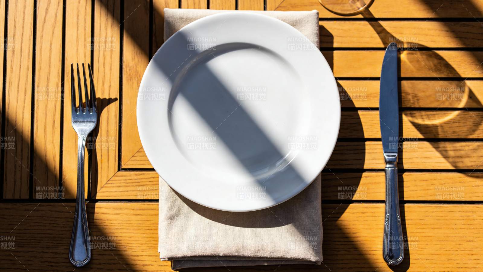 阳光下的简约餐盘摆设图片