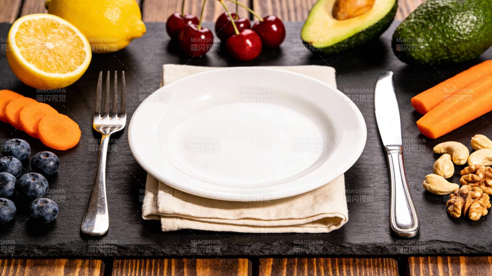 健康餐盘 蔬果坚果环绕白盘图片