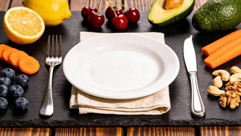 健康餐盘 蔬果坚果环绕白盘图片