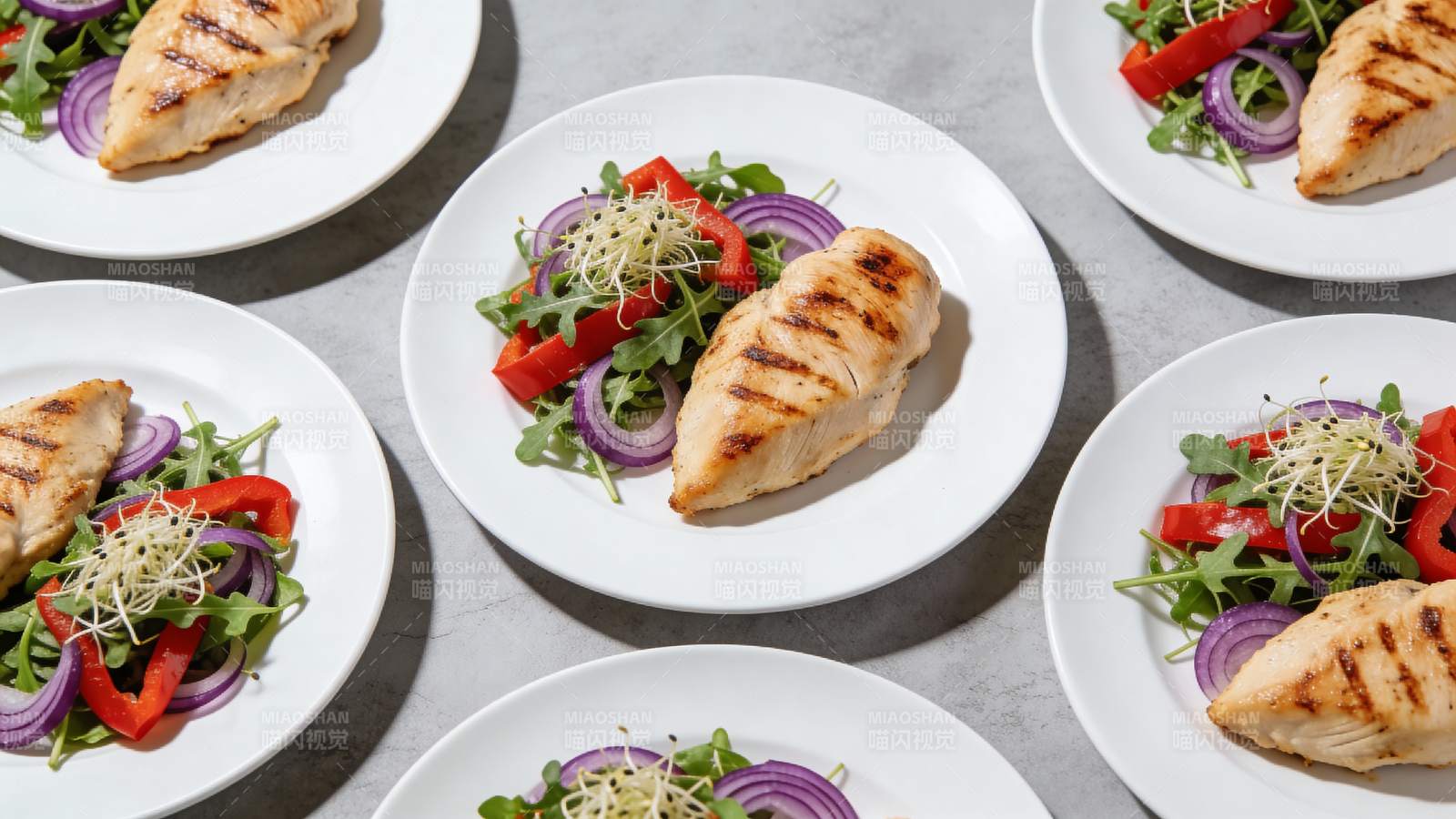 烤鸡胸配彩蔬沙拉图片