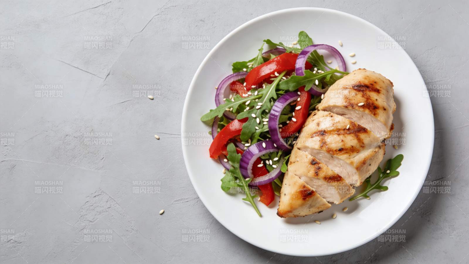 烤鸡胸配蔬菜沙拉图片