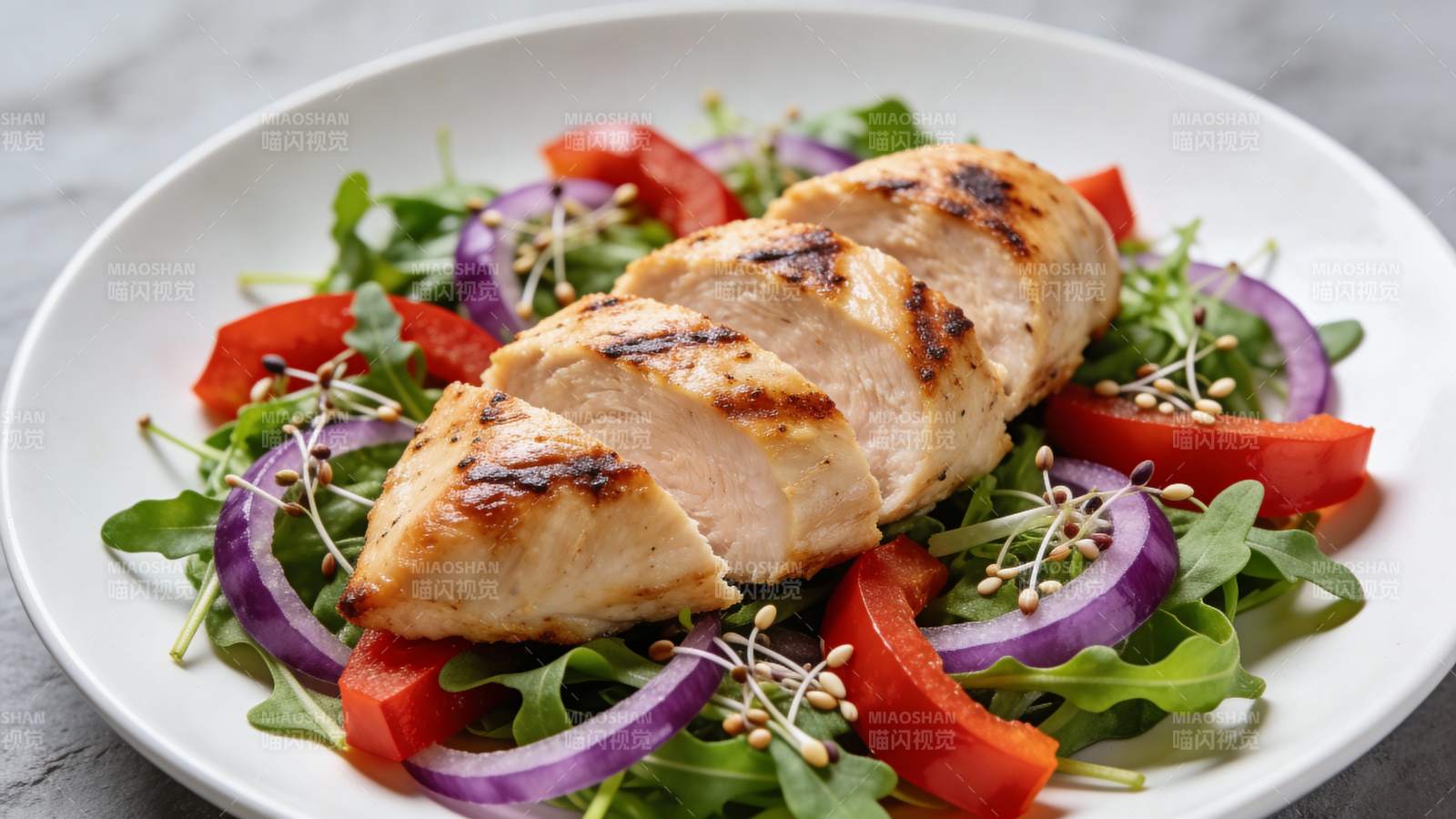 烤鸡胸沙拉配彩椒洋葱图片