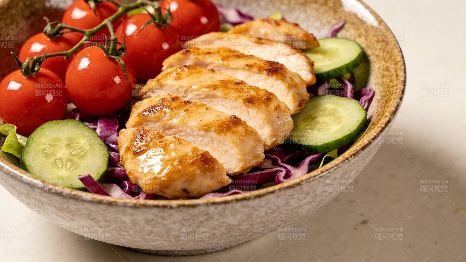 鸡胸肉蔬菜沙拉碗图片