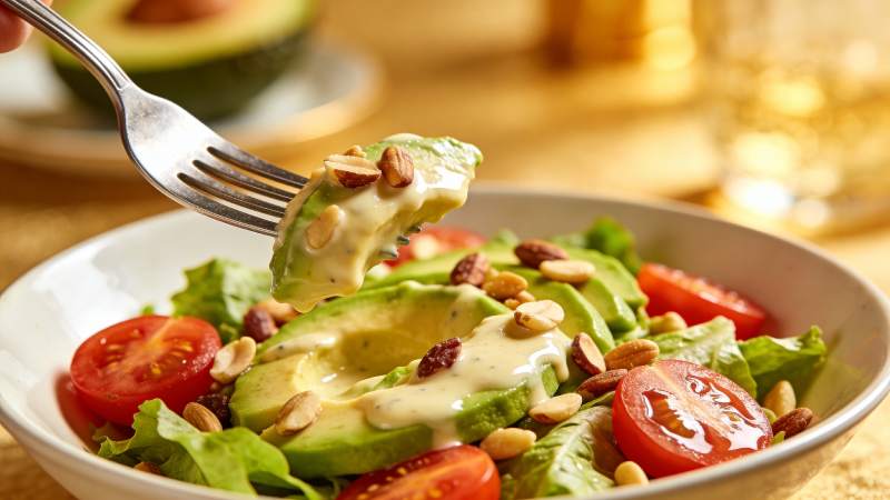 牛油果沙拉配坚果番茄图片