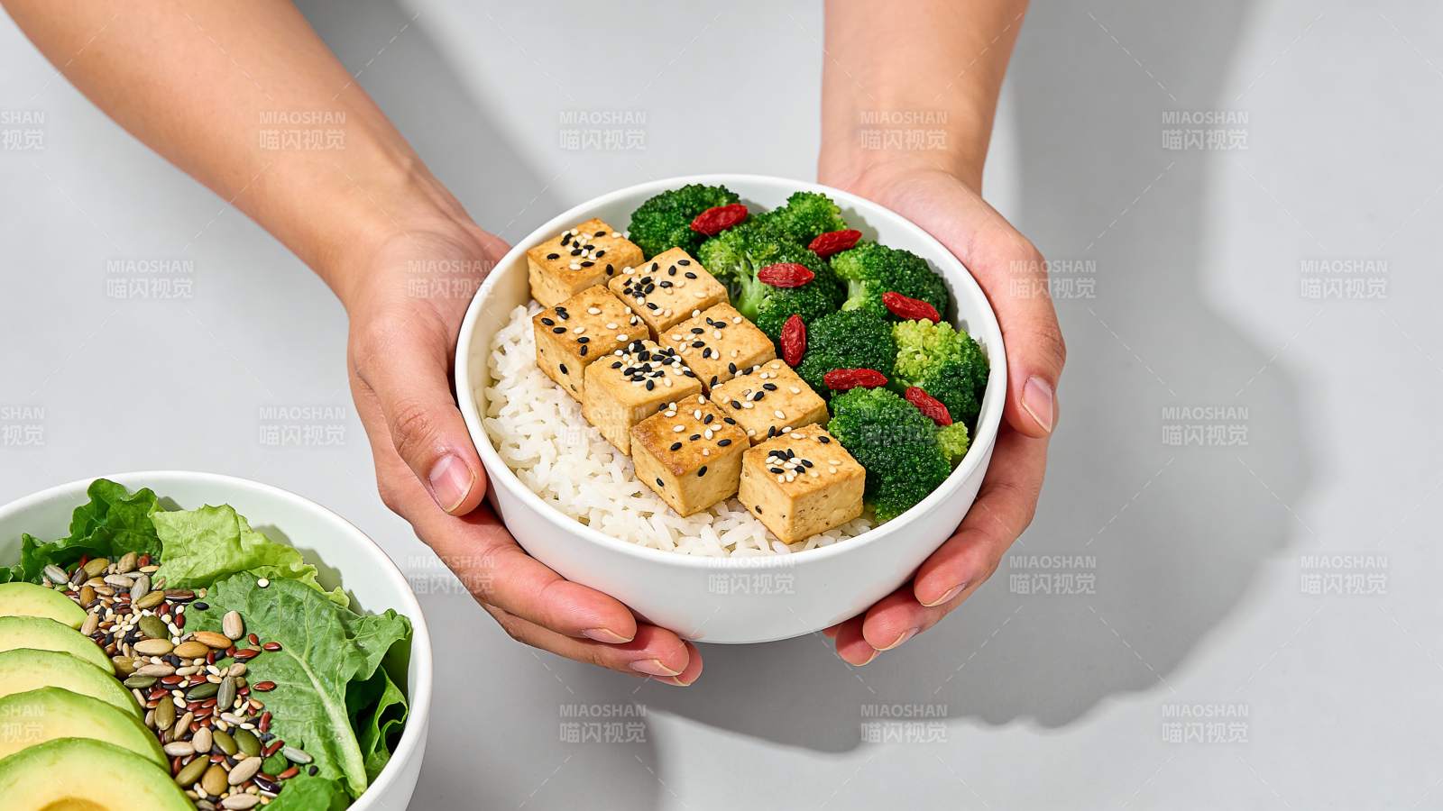 双手捧健康餐碗图片