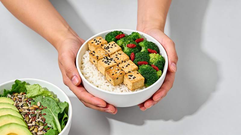 双手捧健康餐碗图片