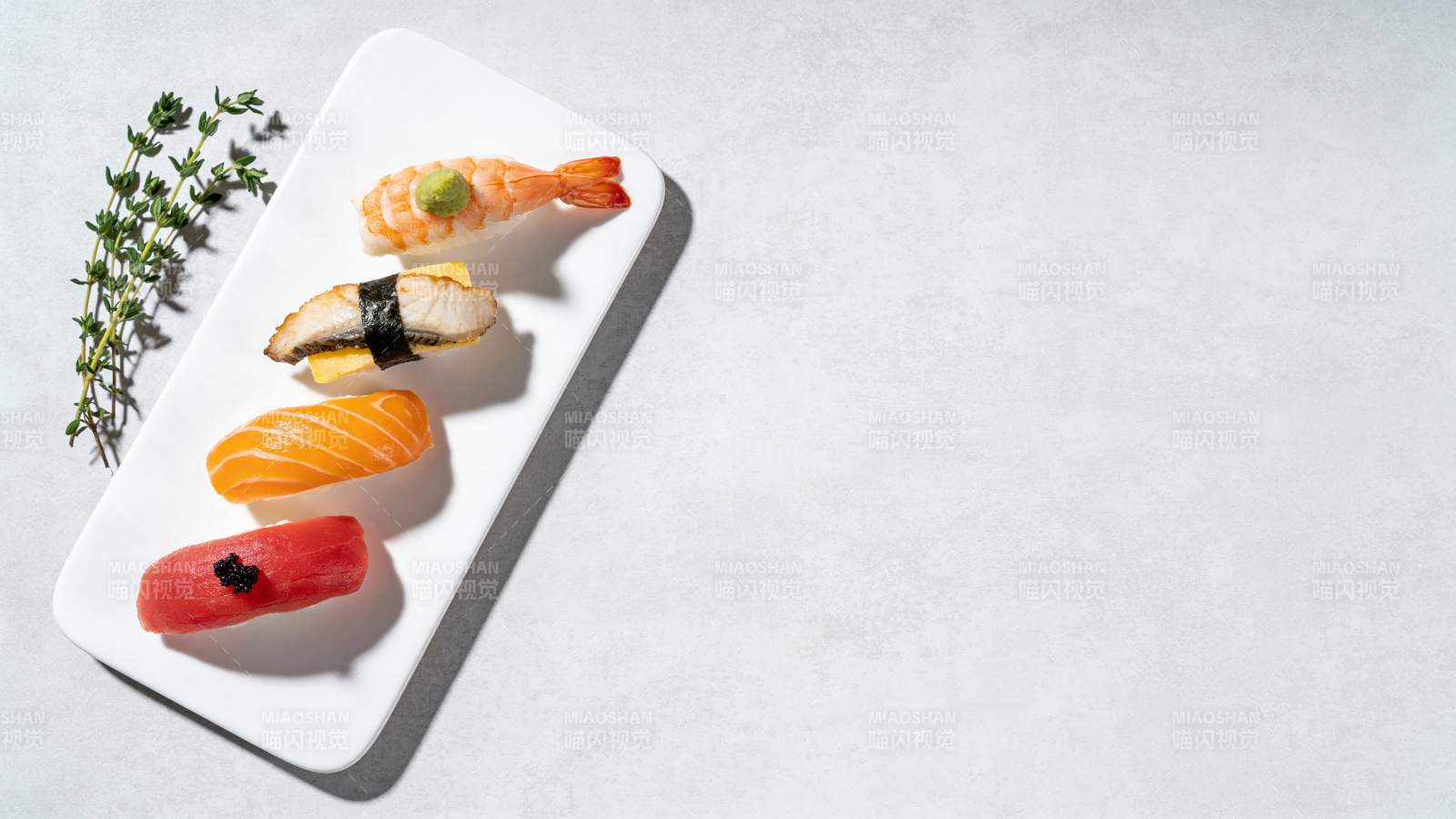 寿司拼盘配香草点缀图片