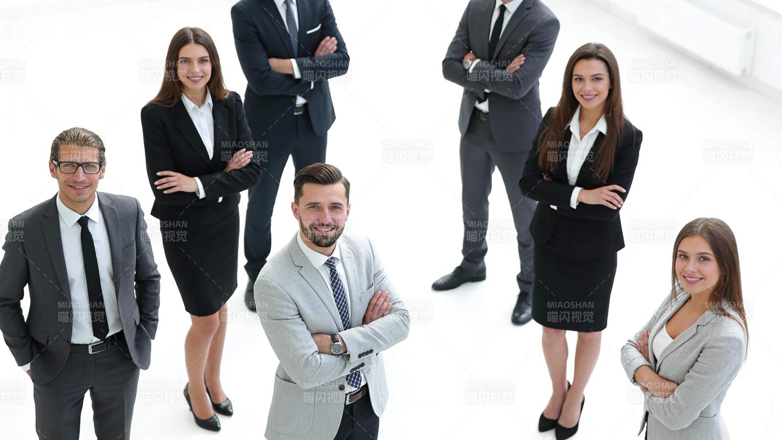 商务团队自信合影图片