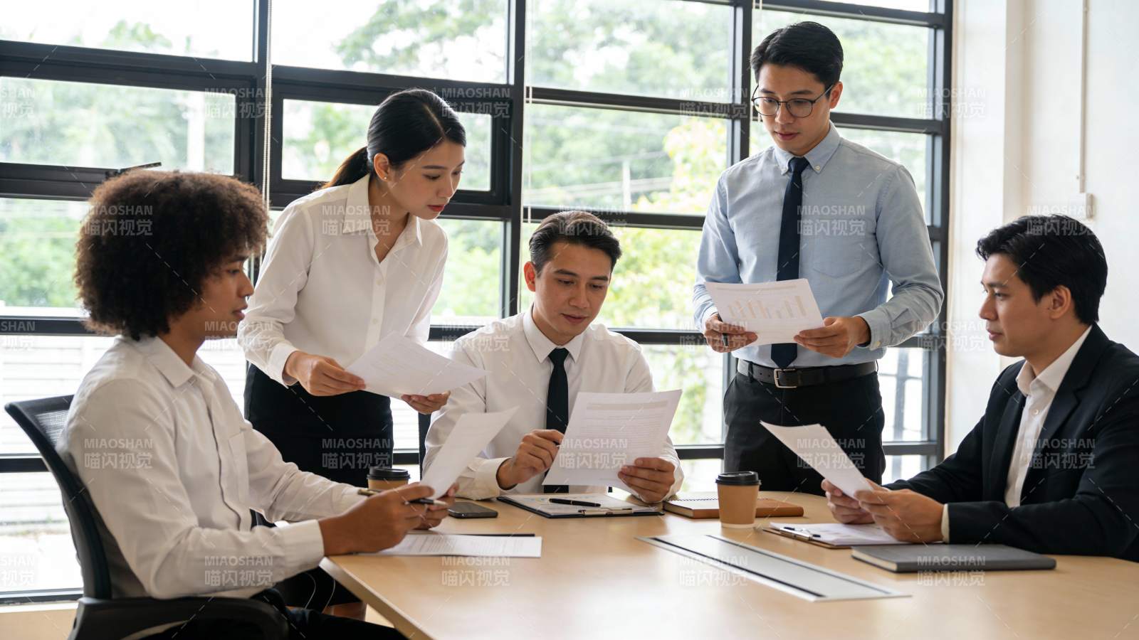 团队会议讨论中图片