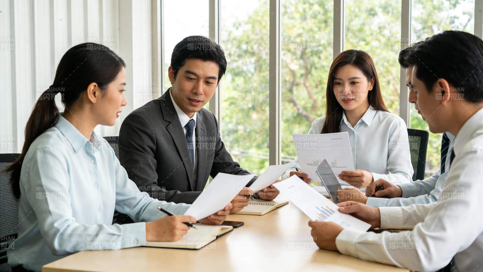 商务会议讨论文件图片