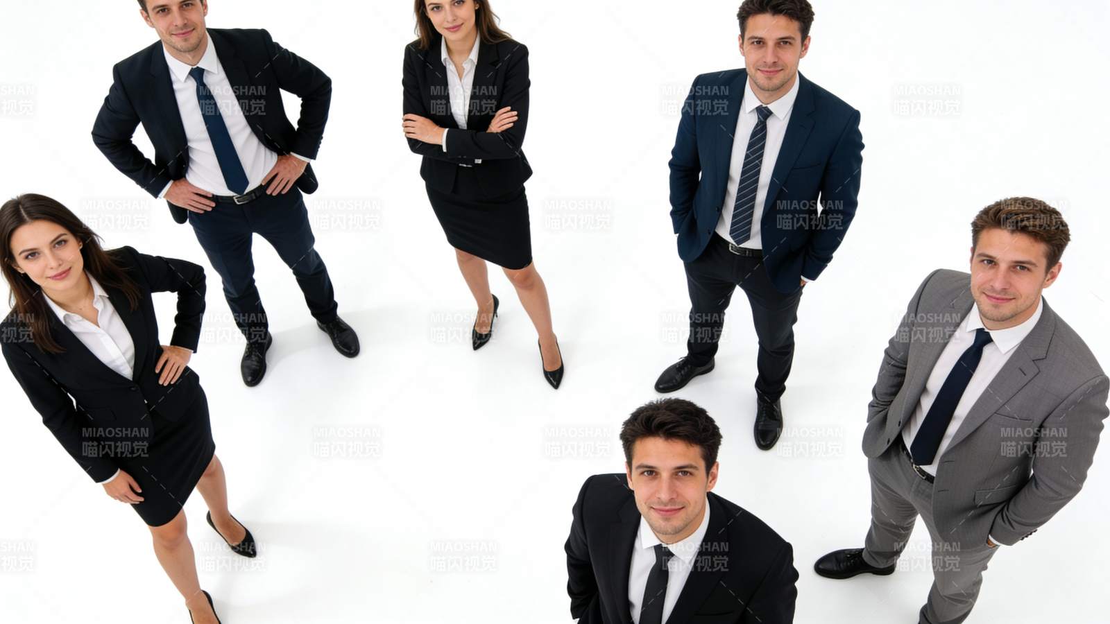 商务团队自信合影图片