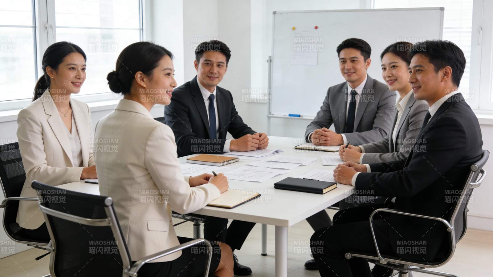 商务会议讨论中图片
