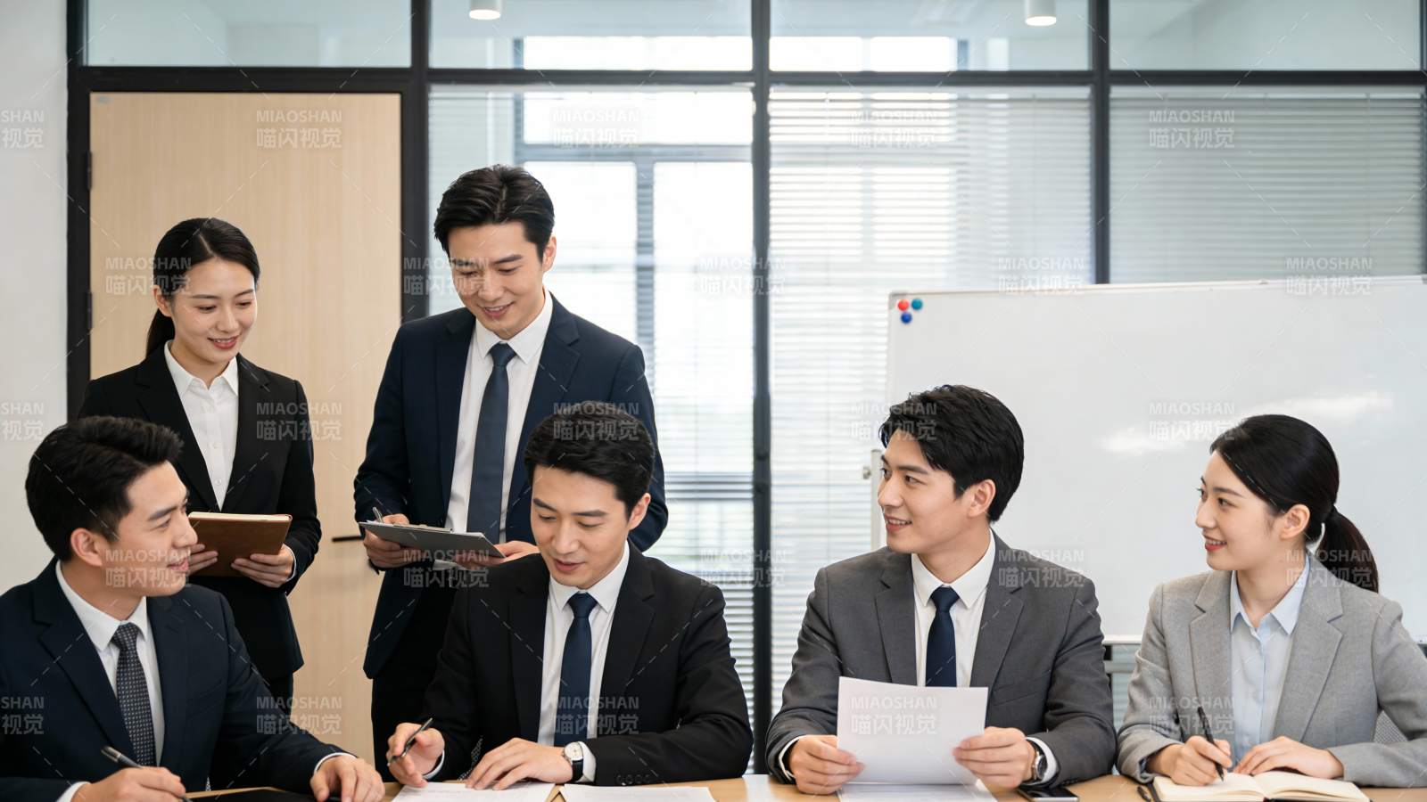 商务团队会议讨论中图片