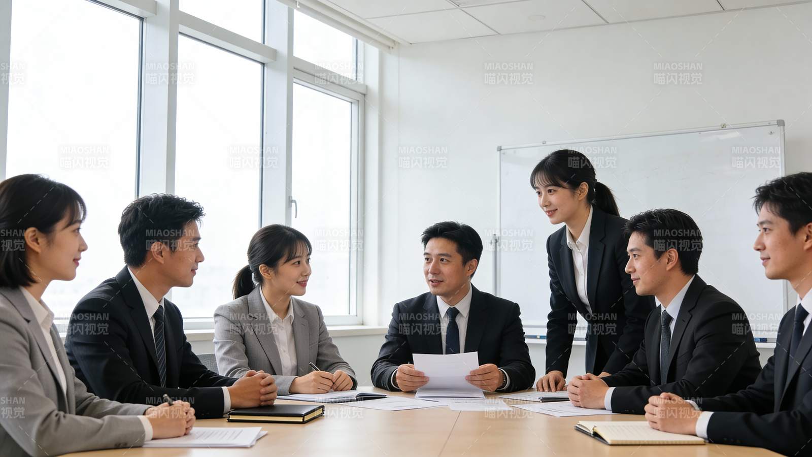商务会议讨论中图片