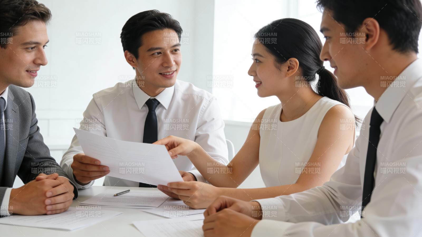 商务会议讨论文件图片