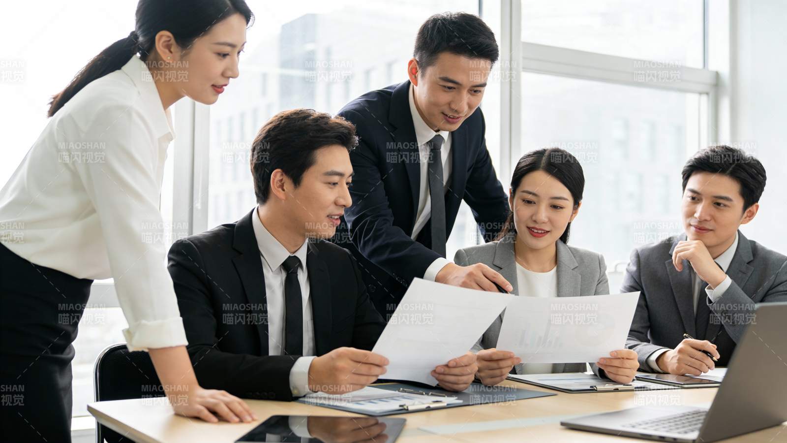 团队会议讨论方案图片