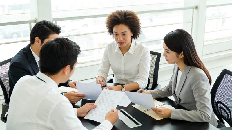 四人会议讨论文件图片