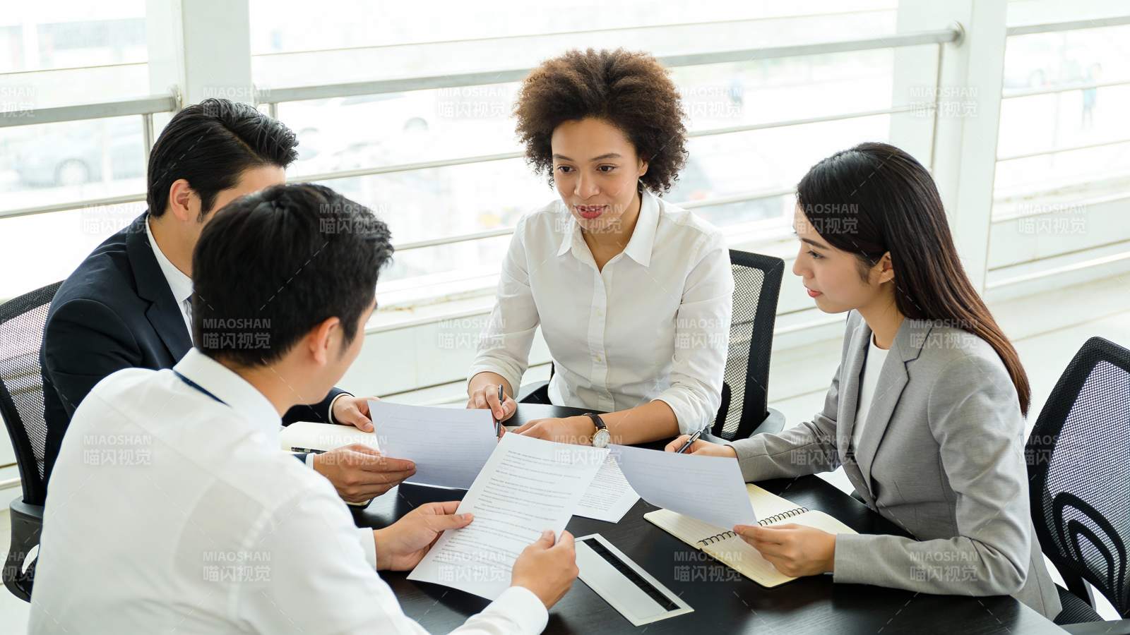 四人会议讨论文件图片