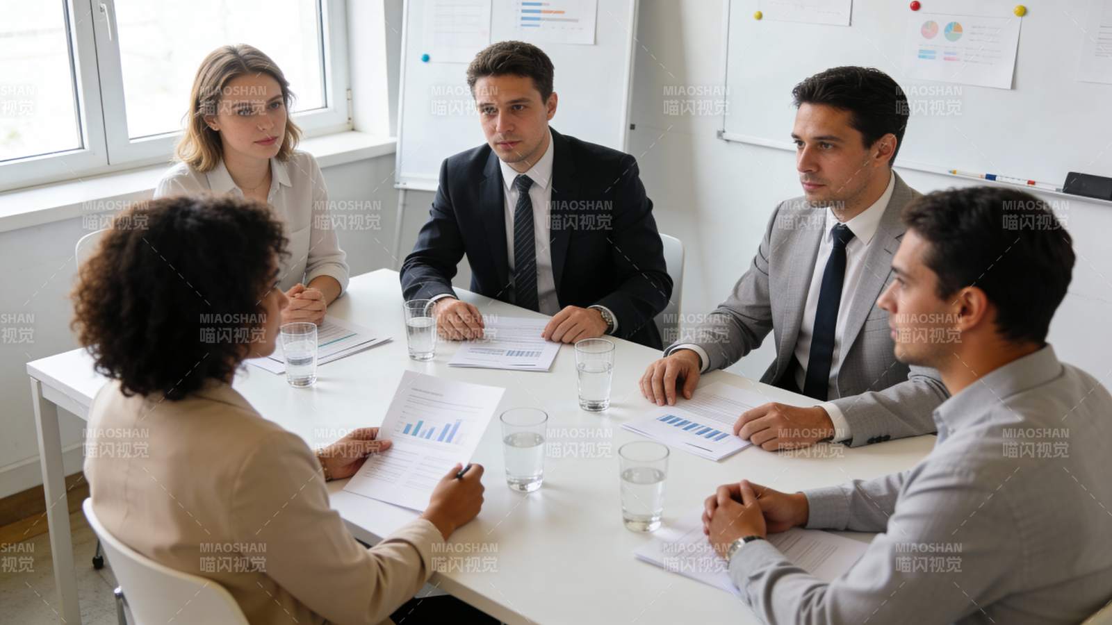 商务会议讨论中图片