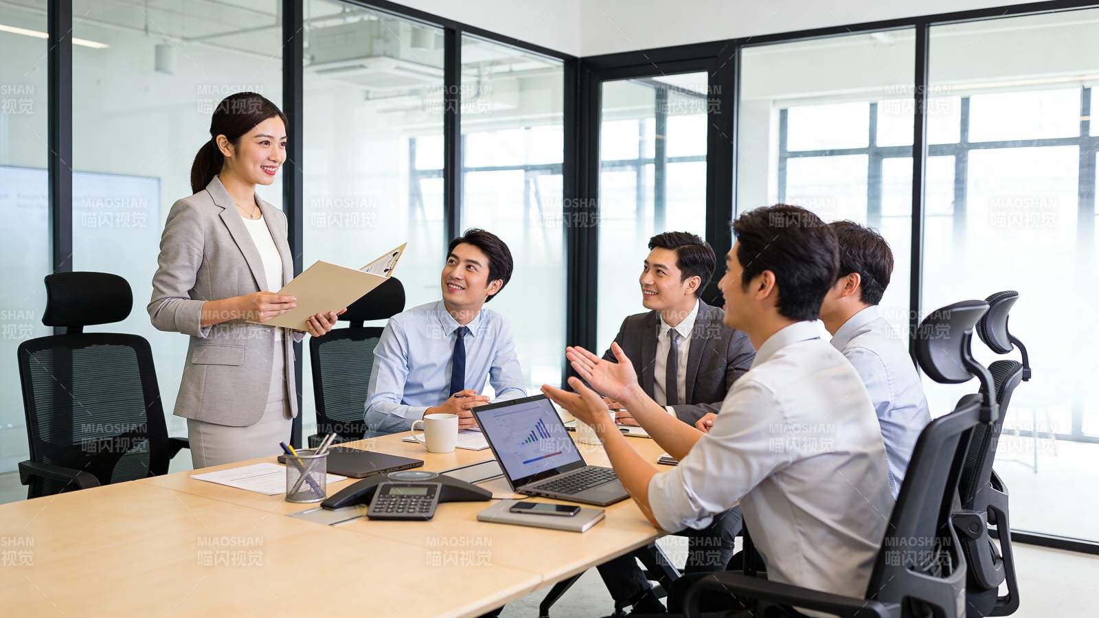 商务会议中 女主管汇报工作图片