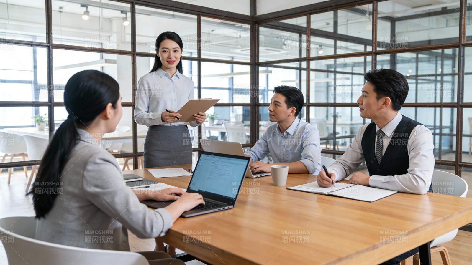 职场会议讨论中图片