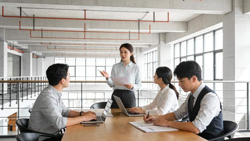 团队会议中 女主管讲解方案图片