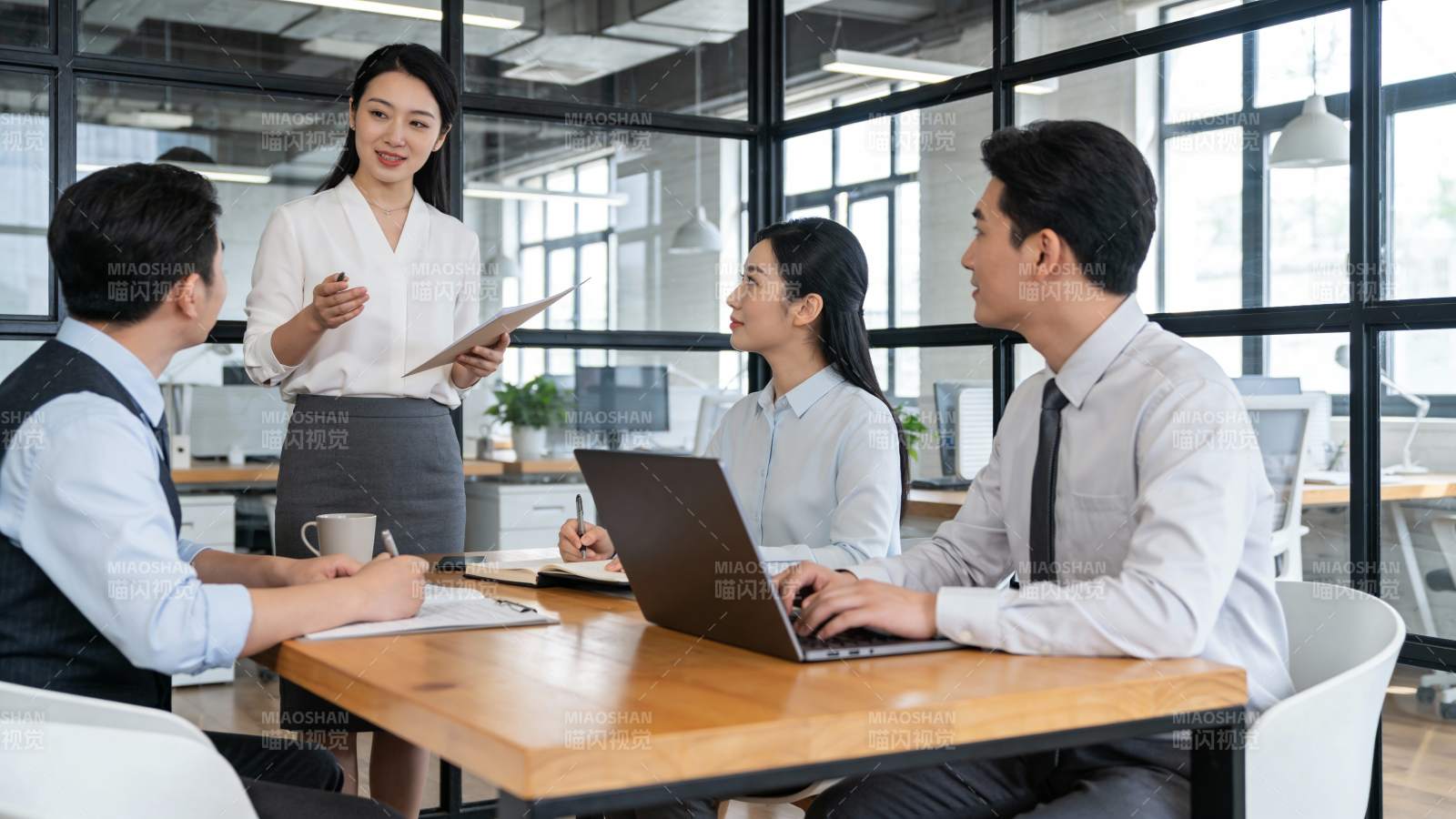 职场会议讨论中图片