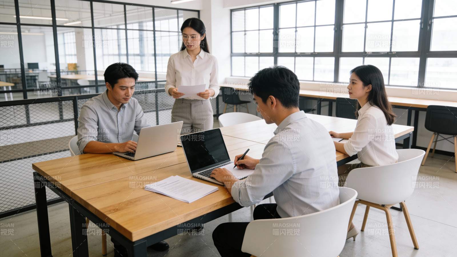 团队会议讨论中图片